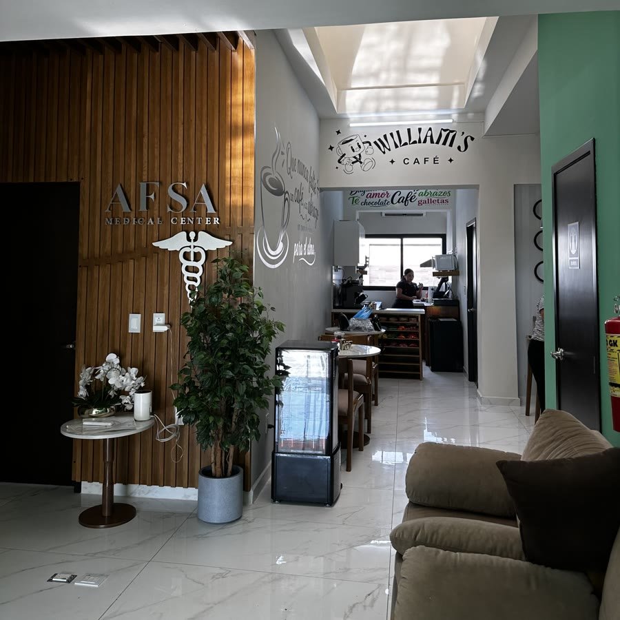 Pasillo del centro médico: la barra de Williams Café se ve al fondo, a unos pasos de la recepción.